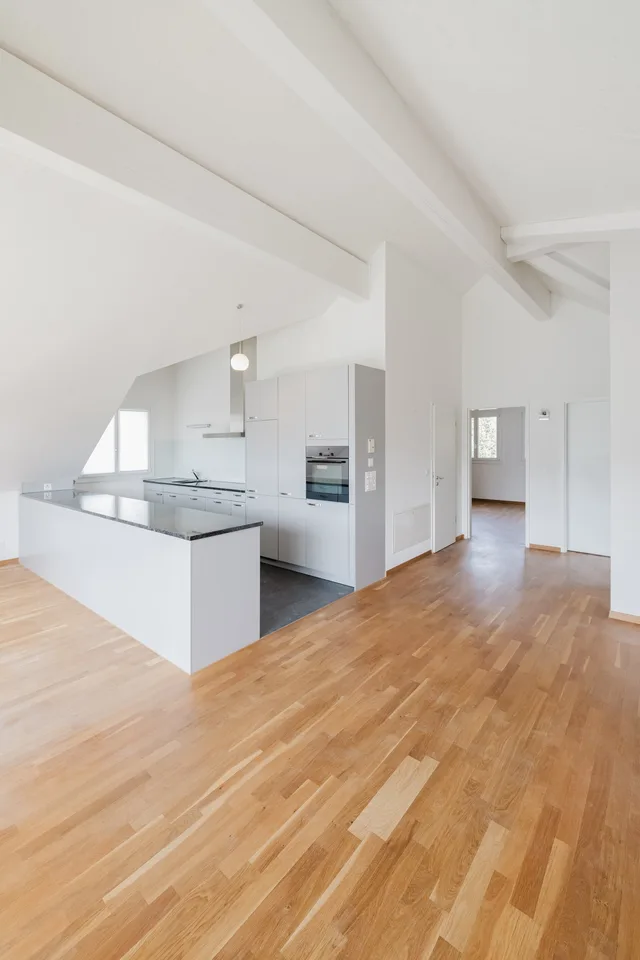 Appartement en attique de 3,5 pièces avec grand balcon au centre d'Unterägeri