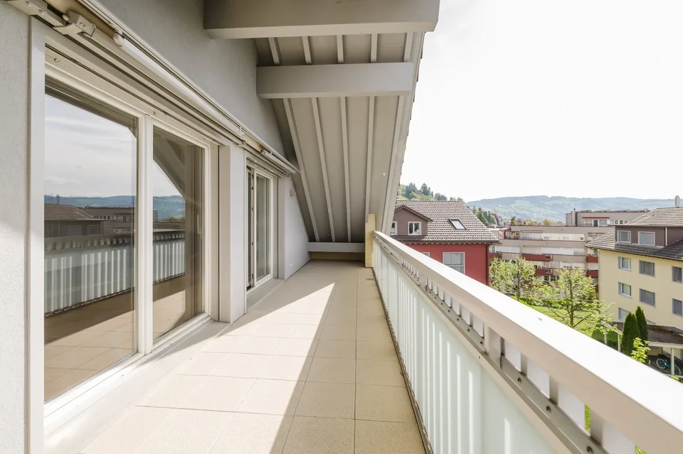 Appartamento mansardato di 3,5 locali con ampio balcone nel centro di Unterägeri – foto 10 di 12