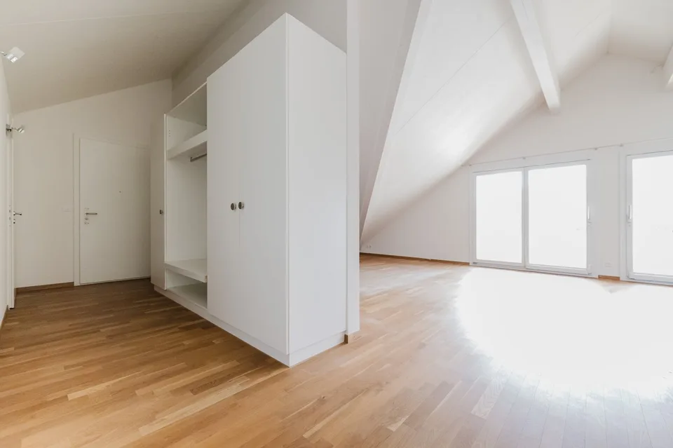 Appartamento mansardato di 3,5 locali con ampio balcone nel centro di Unterägeri – foto 9 di 12