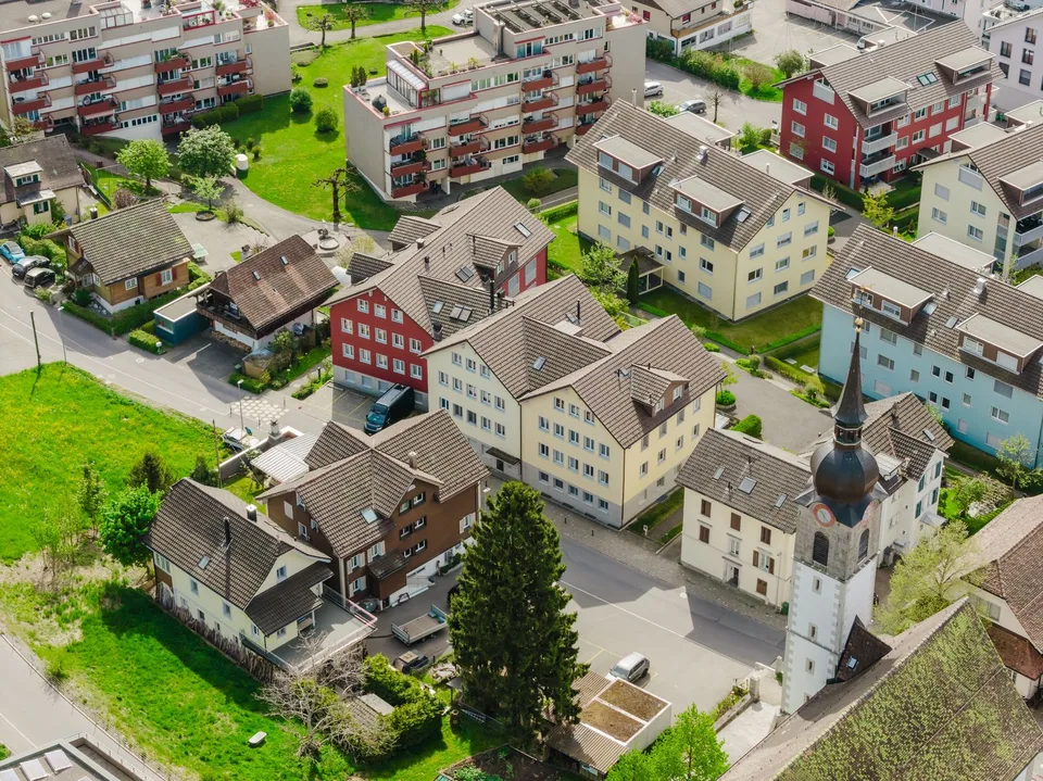 Appartamento mansardato di 3,5 locali con ampio balcone nel centro di Unterägeri – foto 11 di 12