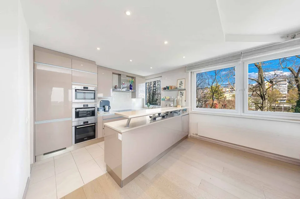 Appartement rénové de 5.5 pièces avec vue panoramique sur le lac et les montagnes