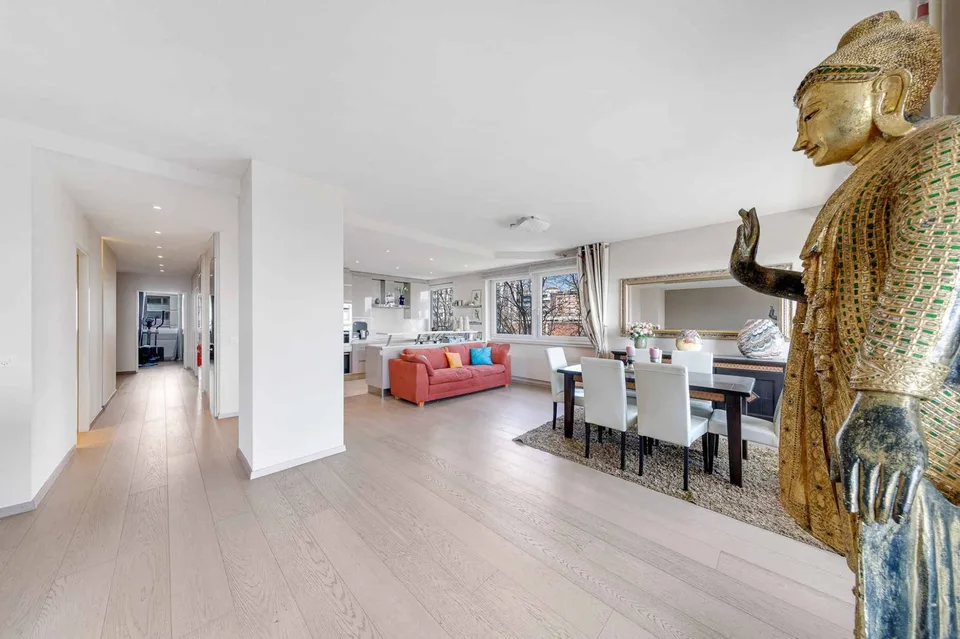 Appartement rénové de 5.5 pièces avec vue panoramique sur le lac et les montagnes