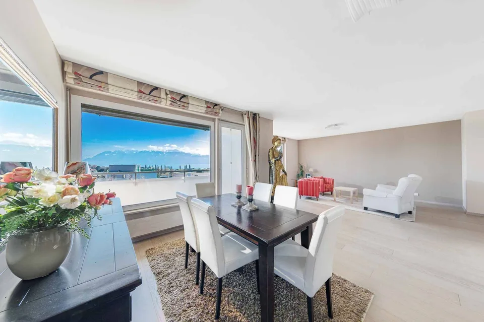 Appartement rénové de 5.5 pièces avec vue panoramique sur le lac et les montagnes