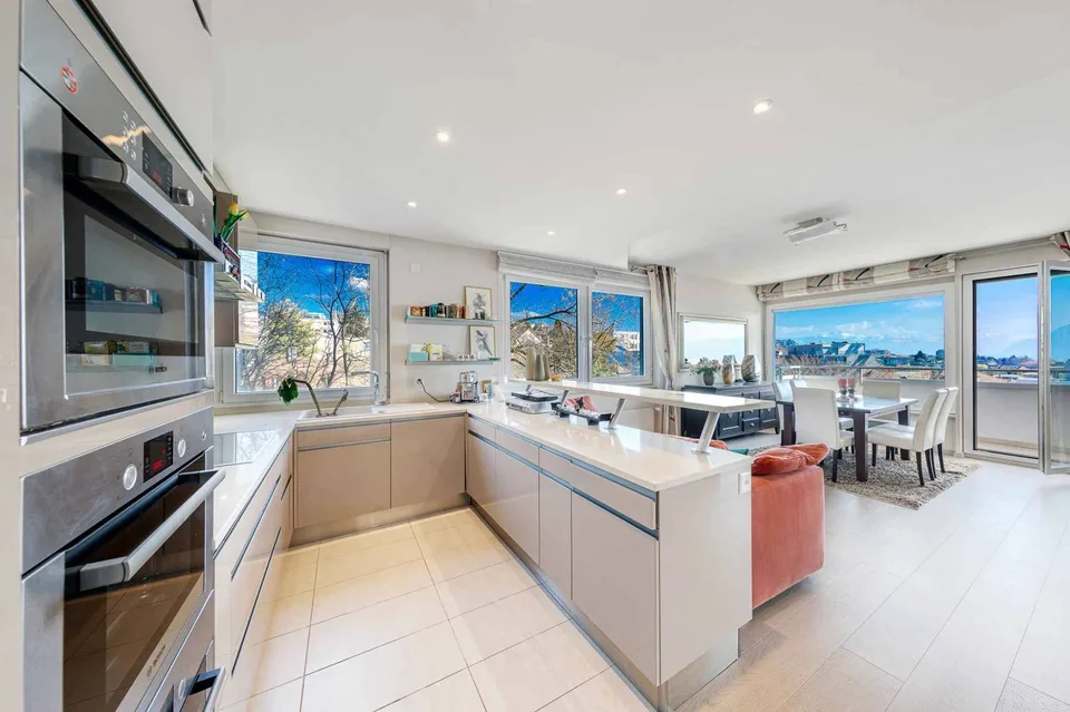 Appartement rénové de 5.5 pièces avec vue panoramique sur le lac et les montagnes