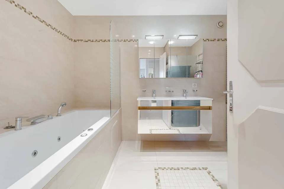 Renovated 5.5-room apartment with panoramic view of the lake and mountains – photo 7 of 8