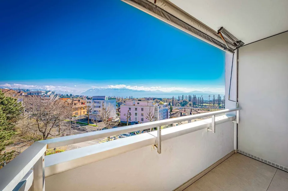 Renovated 5.5-room apartment with panoramic view of the lake and mountains – photo 8 of 8