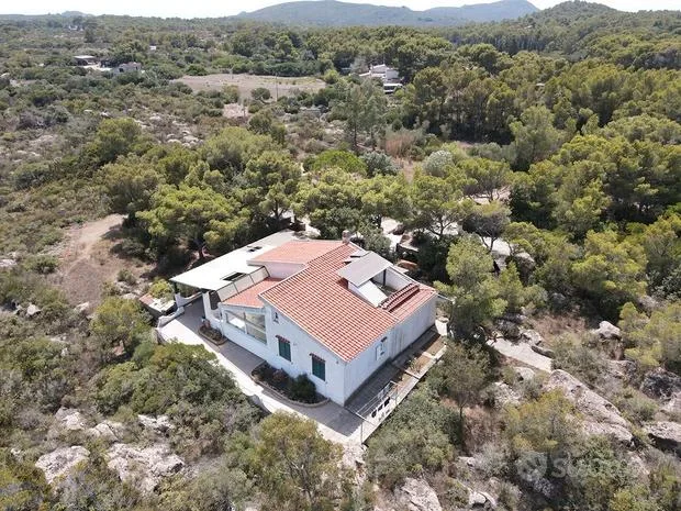 Villetta con Dépendance e Ampio Terreno a Carloforte, Sardegna