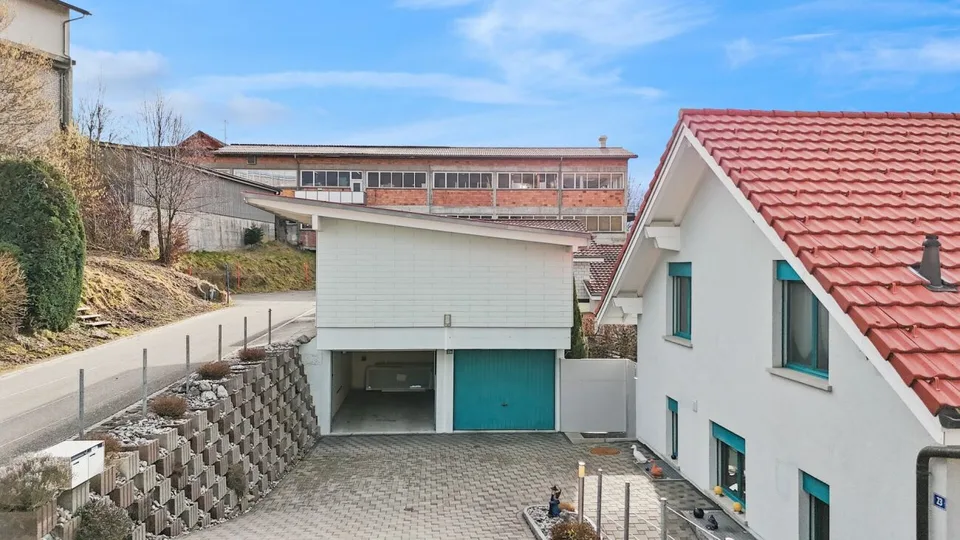 Helles 5.5 Z Einfamilienhaus mit 4.5 Z Einliegerwohnung und Weitsicht ins Grüne in St.Antoni – Foto 11 von 13