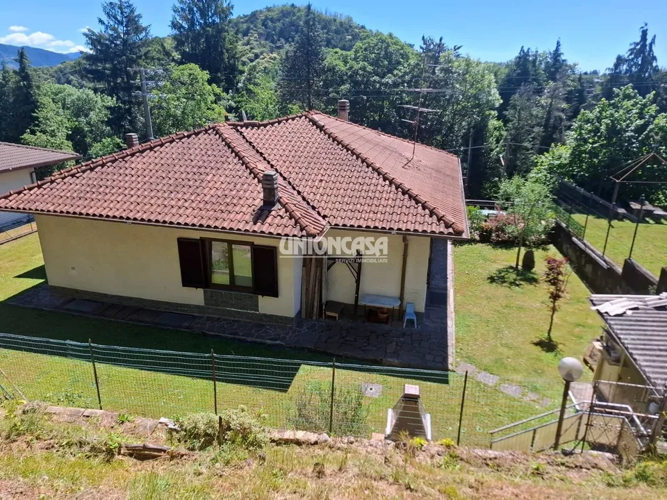 Casa Indipendente con Giardino e Garage a Bizzarone