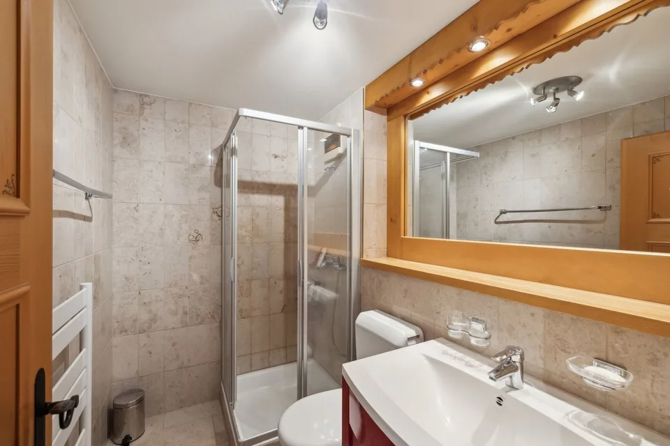 Charmantes 4.5-Zimmer-Wohnung, eine sichere Investition in einem Cadre – Foto 9 von 11