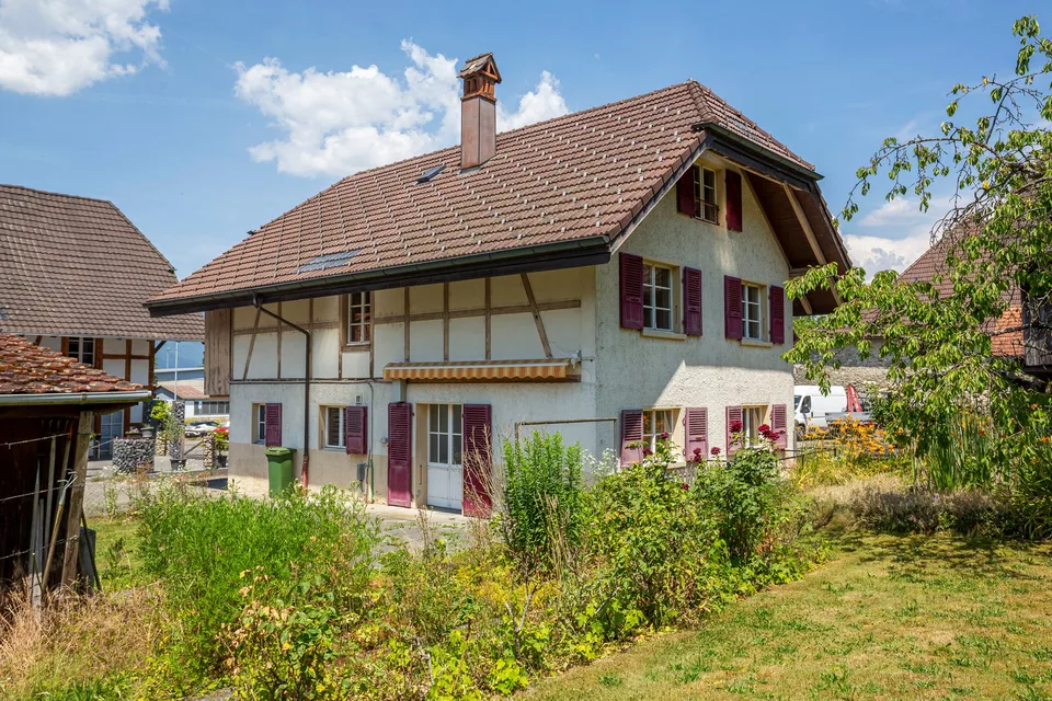 Stöckli mit 2 Wohnungen und grossem Garten