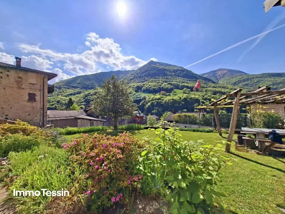 Charmantes Tessiner Haus mit grossem Garten, Grottino & Panoramablick in die Tessiner Bergwelt