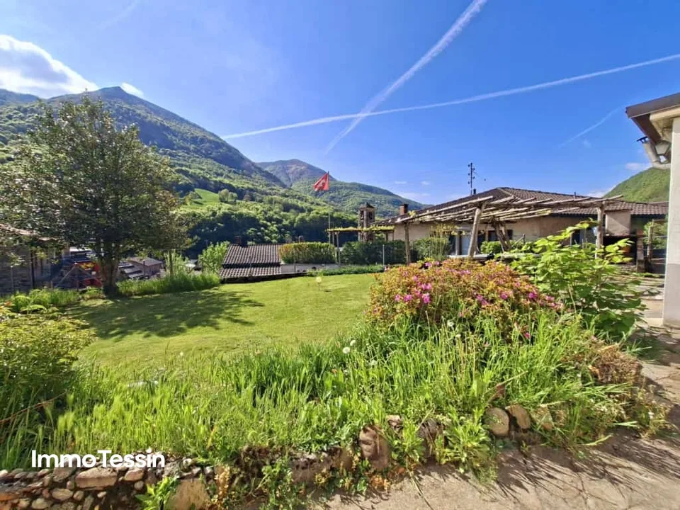 Charmantes Tessiner Haus mit grossem Garten, Grottino & Panoramablick in die Tessiner Bergwelt