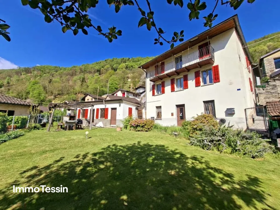 Charmantes Tessiner Haus mit grossem Garten, Grottino & Panoramablick in die Tessiner Bergwelt