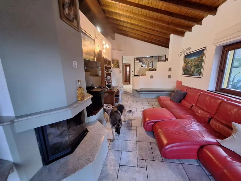 Villa molto curata in posizione tranquilla e soleggiata con bel terren