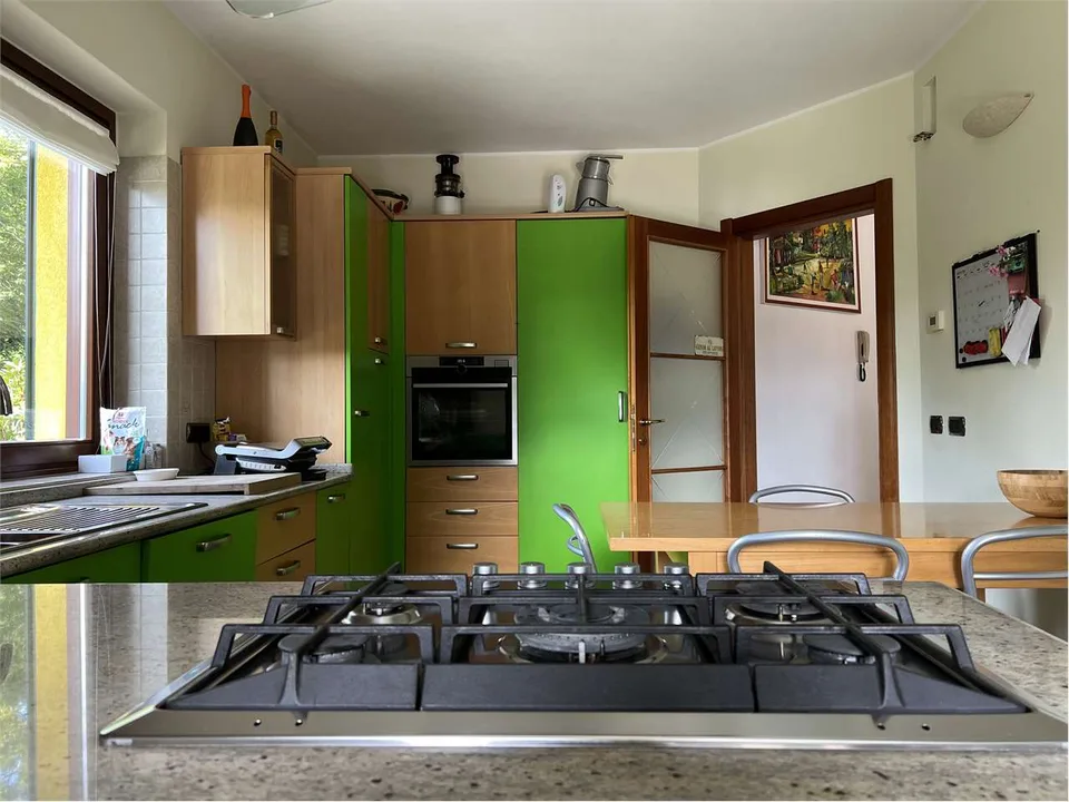 Villa molto curata in posizione tranquilla e soleggiata con bel terren – foto 6 di 13