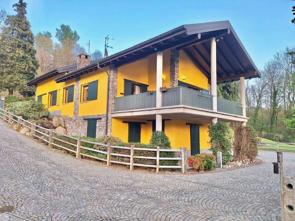 Villa molto curata in posizione tranquilla e soleggiata con bel terren