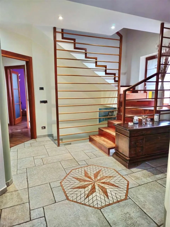 Villa molto curata in posizione tranquilla e soleggiata con bel terren – foto 11 di 13