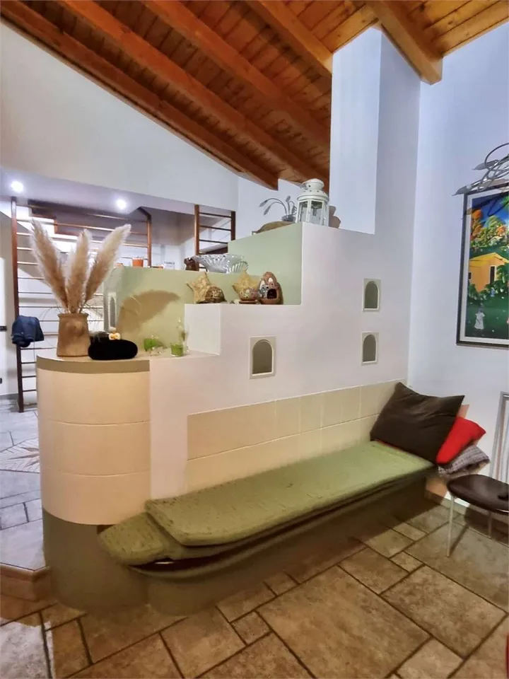 Villa molto curata in posizione tranquilla e soleggiata con bel terren