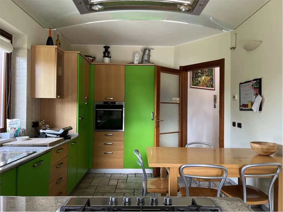 Villa molto curata in posizione tranquilla e soleggiata con bel terren – foto 7 di 13