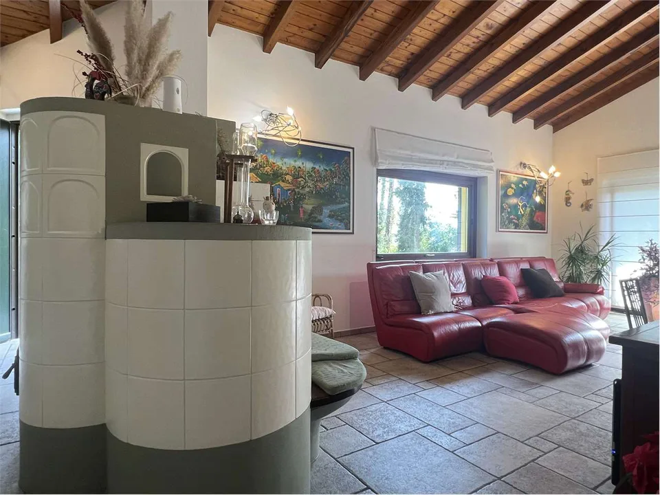Villa molto curata in posizione tranquilla e soleggiata con bel terren