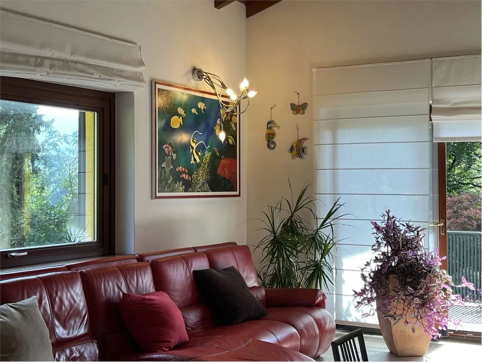 Villa molto curata in posizione tranquilla e soleggiata con bel terren