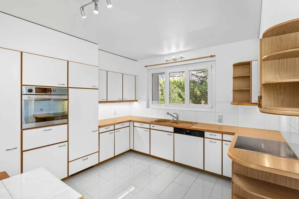 Villa jumelle rénovée avec studio d'appoint dans un environnement résidentiel privilégié à Commugny – Foto 30 von 34