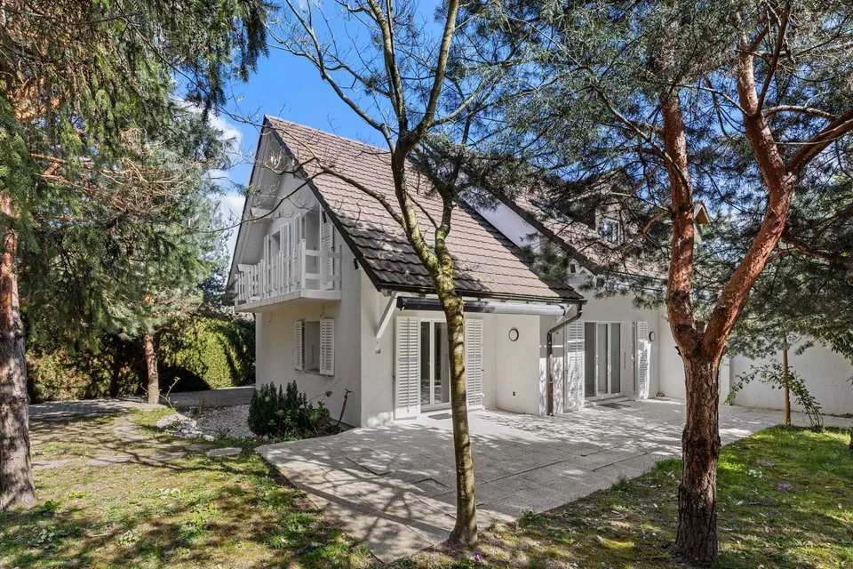 Elégante villa rénovée avec grand jardin à l'abri des regards et studio privé à Commugny