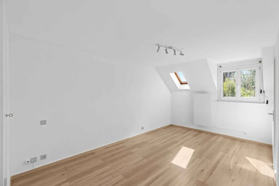 Villa jumelle rénovée avec studio d'appoint dans un environnement résidentiel privilégié à Commugny – Foto 33 von 34