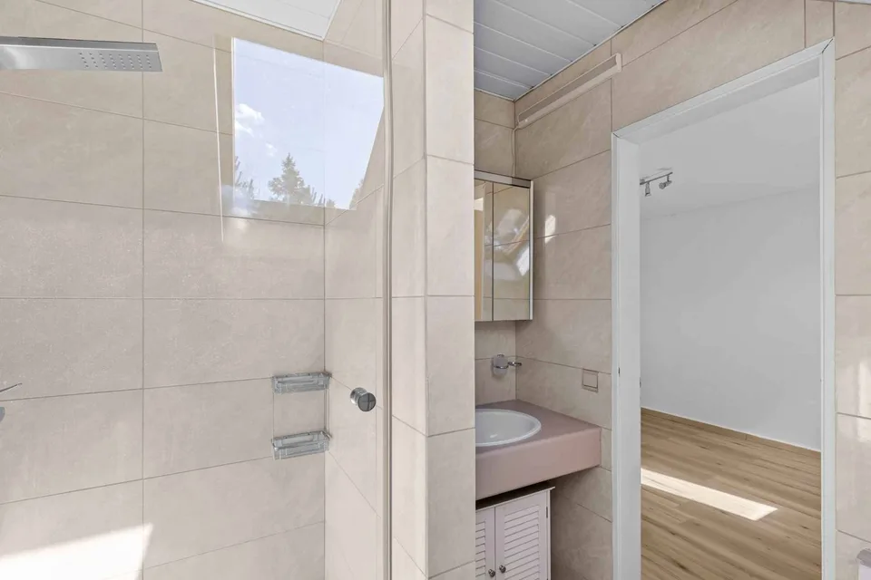 Villa jumelle rénovée avec studio d'appoint dans un environnement résidentiel privilégié à Commugny – Foto 34 von 34