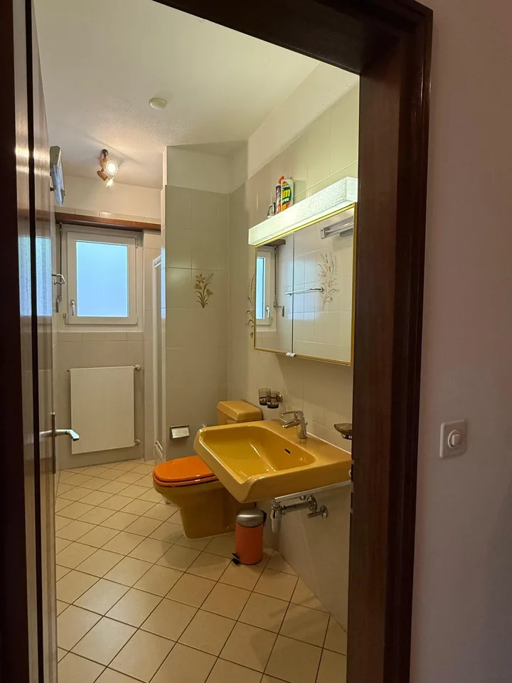 MENDRISIO: In zona tranquilla e residenziale, vendiamo ampia casa, luminosa e con vista aperta. – foto 18 di 22