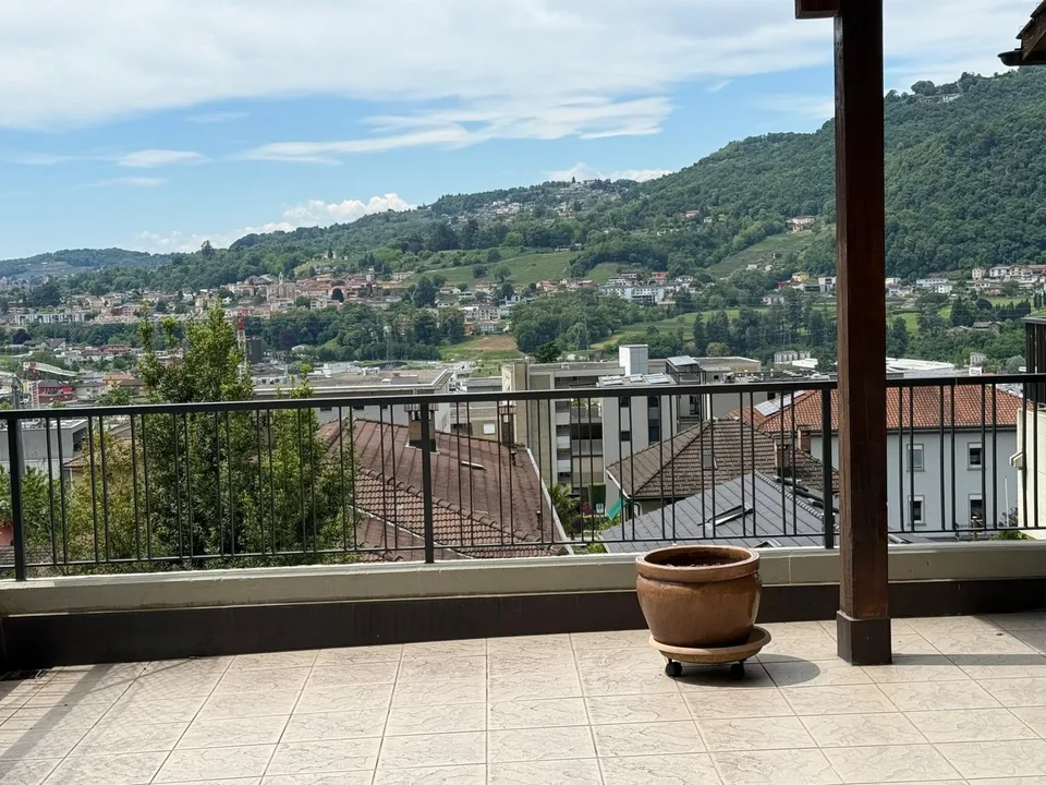 MENDRISIO: In zona tranquilla e residenziale, vendiamo ampia casa, luminosa e con vista aperta.