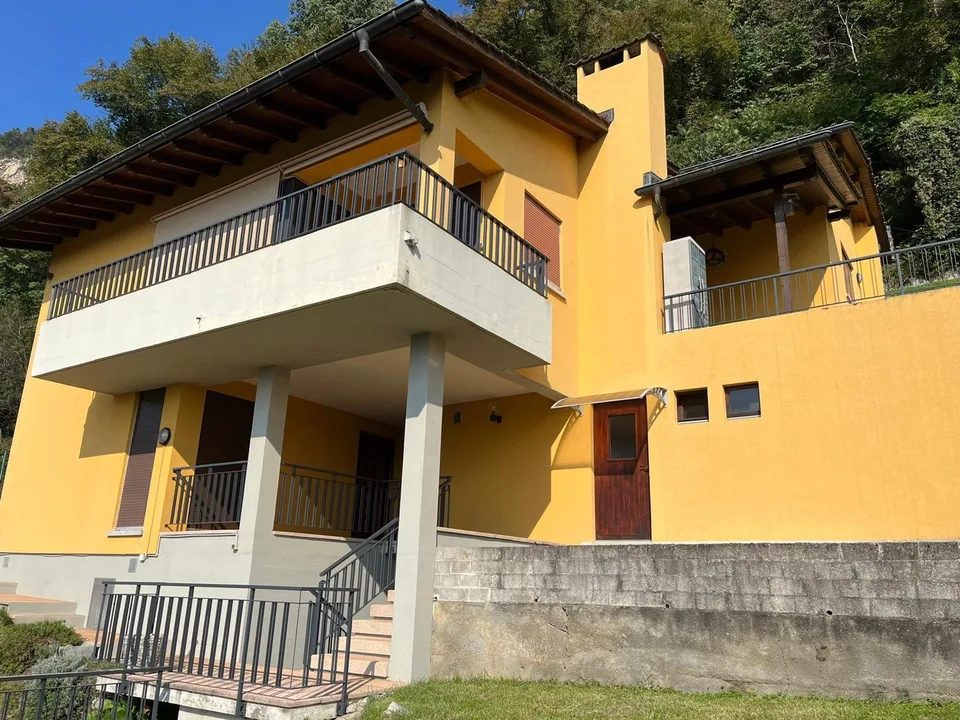 MENDRISIO: In zona tranquilla e residenziale, vendiamo ampia casa, luminosa e con vista aperta.