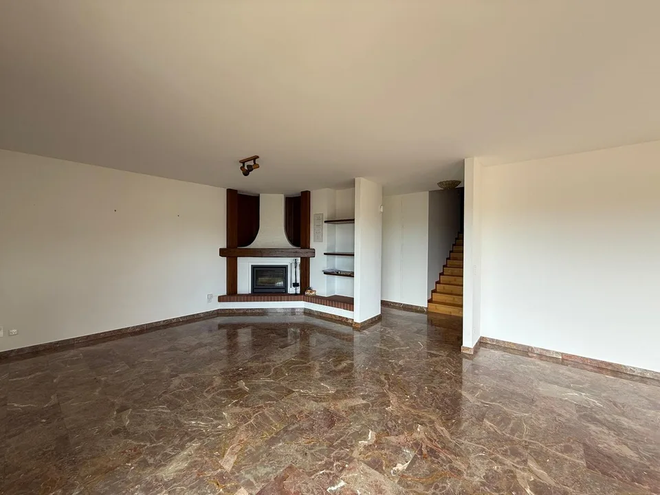 MENDRISIO: In zona tranquilla e residenziale, vendiamo ampia casa, luminosa e con vista aperta. – foto 10 di 22
