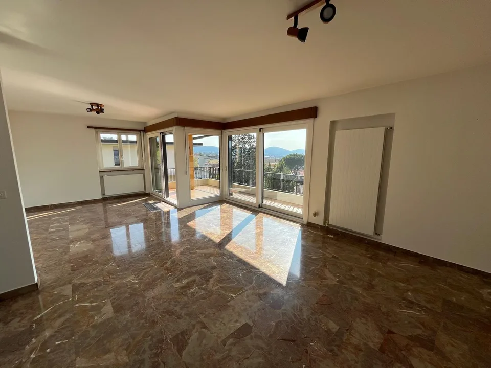 MENDRISIO: In zona tranquilla e residenziale, vendiamo ampia casa, luminosa e con vista aperta. – foto 7 di 22