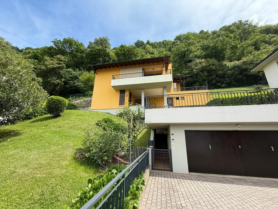 MENDRISIO: In zona tranquilla e residenziale, vendiamo ampia casa, luminosa e con vista aperta.