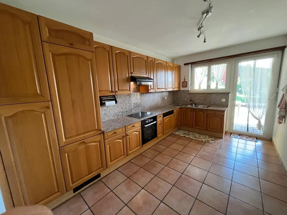 MENDRISIO: In zona tranquilla e residenziale, vendiamo ampia casa, luminosa e con vista aperta. – foto 11 di 22