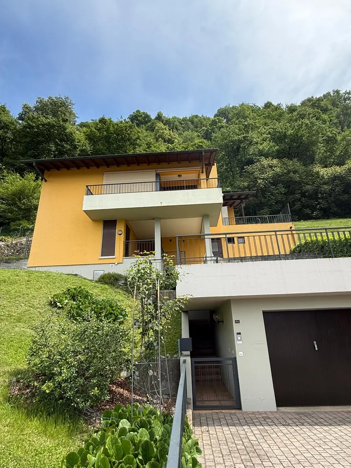 MENDRISIO: In zona tranquilla e residenziale, vendiamo ampia casa, luminosa e con vista aperta.