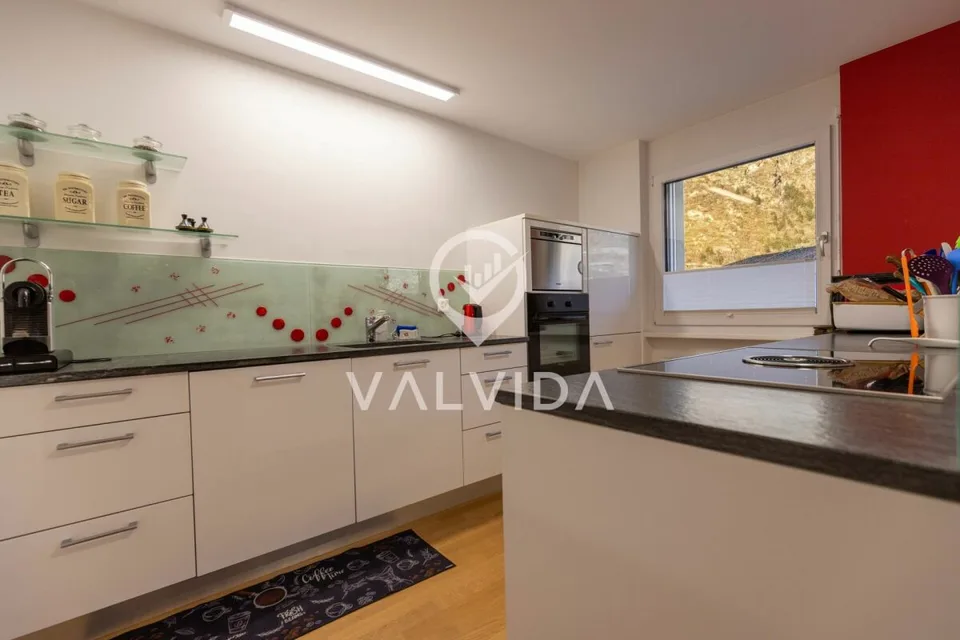 Offerta top: appartamento 4,5 locali con 2 balconi, garage & bagno per gli ospiti