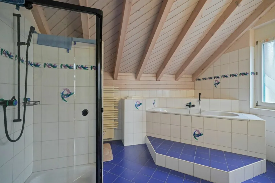 Helles 5.5 Z Einfamilienhaus mit 4.5 Z Einliegerwohnung und Weitsicht ins Grüne in St.Antoni – Foto 6 von 13