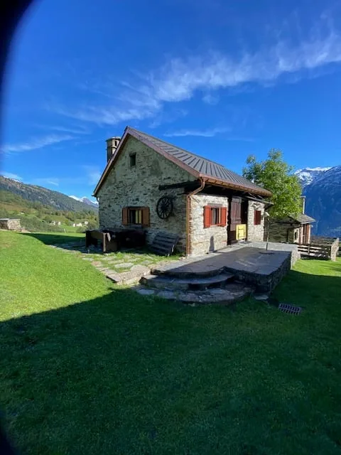 Rustico in pietra con vista sui monti di Acquarossa