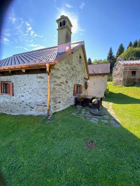 Rustico in pietra con vista sui monti di Acquarossa