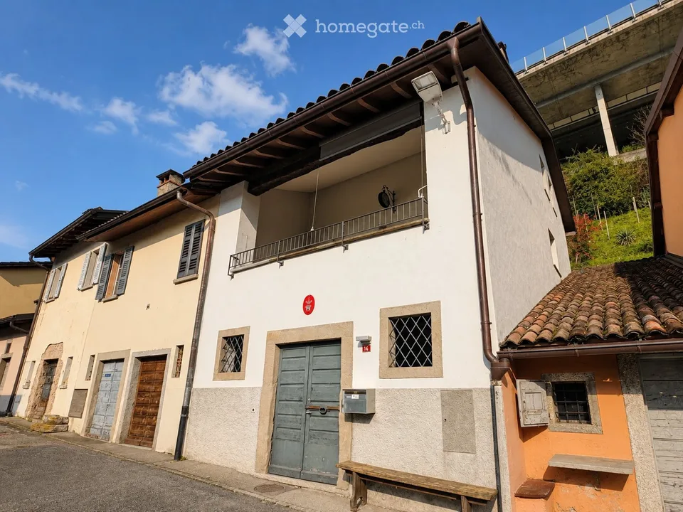 Haus mit 2,5 Zimmern, Loggia und zwei natürlichen Kellern