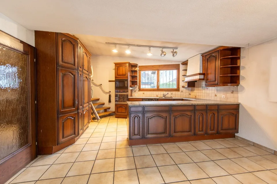 Maison unifamiliale avec maison de jardin et beaucoup d'espace pour les animaux et les loisirs