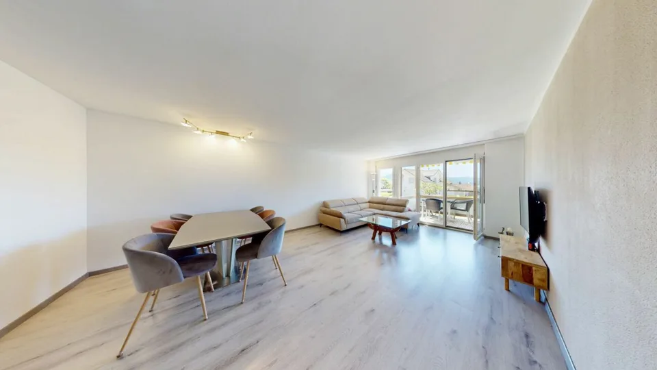 Exklusive 4.5-Zimmer-Wohnung in Greppen - Wohnen mit See- und Bergblick