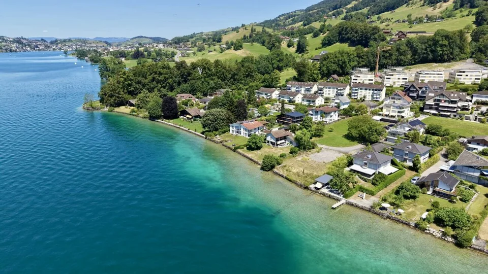 Exklusive 4.5-Zimmer-Wohnung in Greppen - Wohnen mit See- und Bergblick