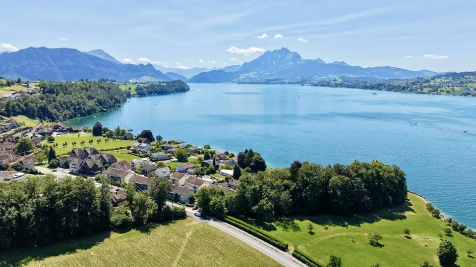 Exklusive 4.5-Zimmer-Wohnung in Greppen - Wohnen mit See- und Bergblick