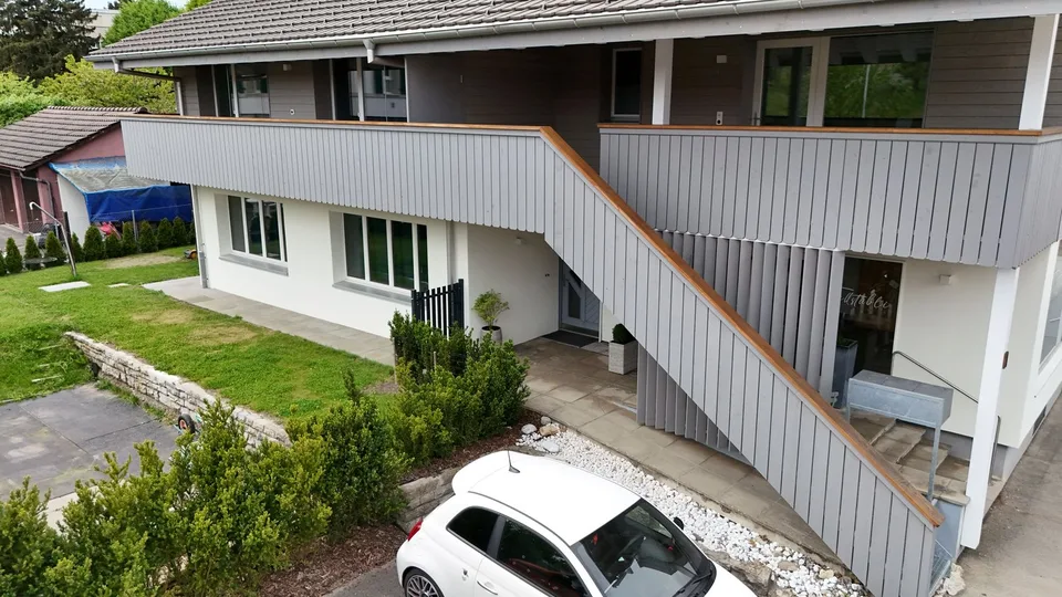 Casa multifamiliare unica con due appartamenti e locale commerciale