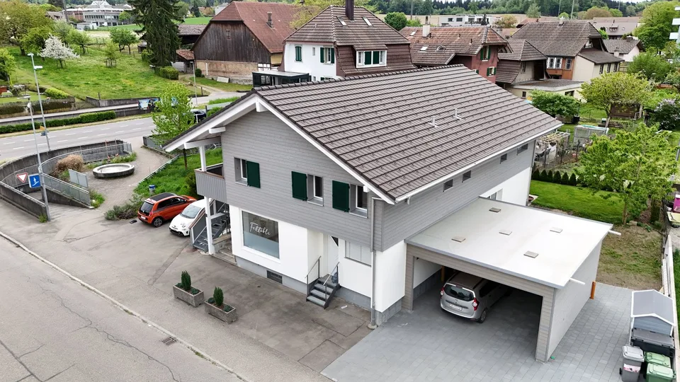 Einmaliges Mehrfamilienhaus mit Zwei Wohnungen und Ladenlokal