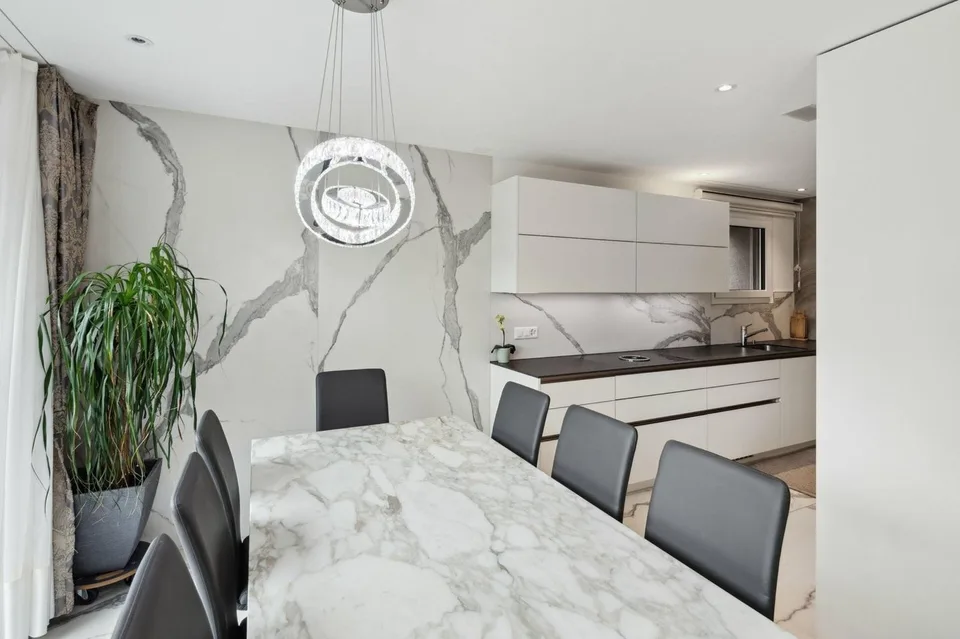 Verkauft: Luxuriöse 6.5-Zimmer-Duplex-Wohnung im Erdgeschoss / Neu mit 3 x 6 m Pool